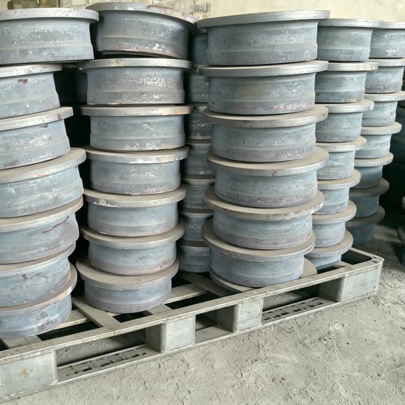 Batch stacked forged overhead crane wheels, custom hot forging and finish CNC machining heavy load wheel components.